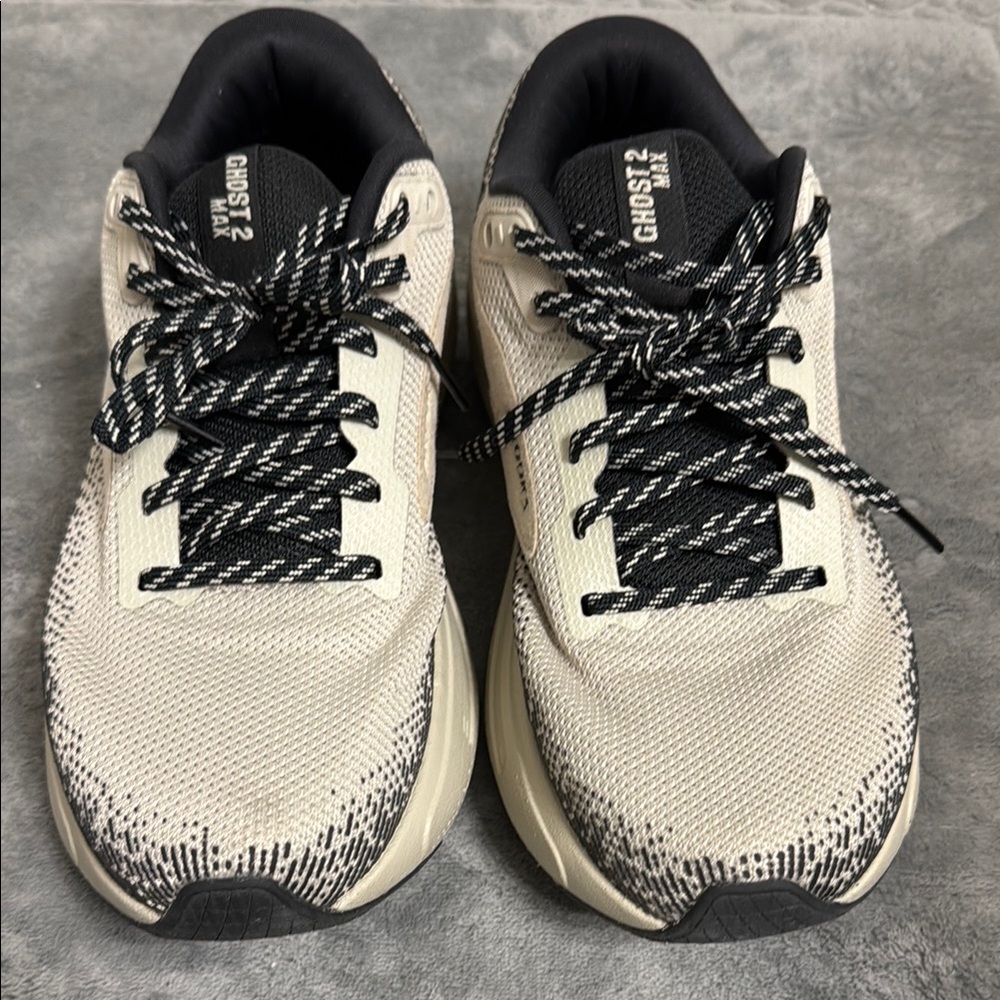 Women’s Brooks Ghost Max 2 sneakers size 8.5